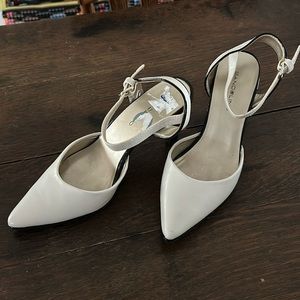 Never worn size 7 Bandolino heels